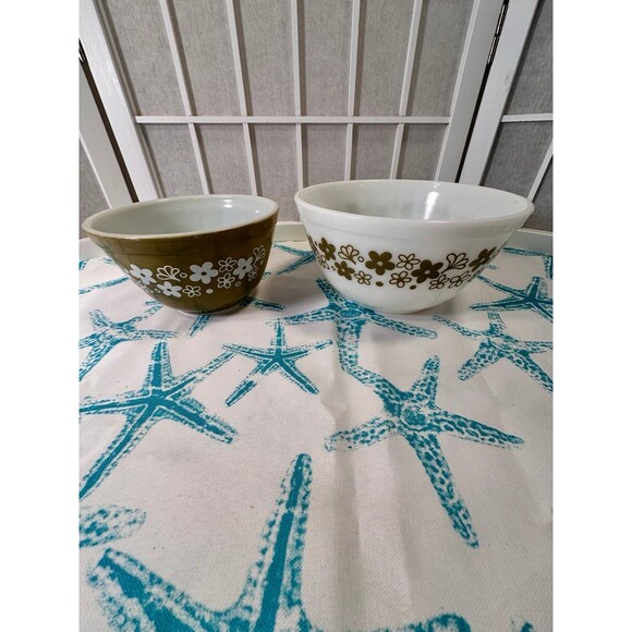 Vintage Pyrex Mixing Bowls 2 - Picture 1 of 12